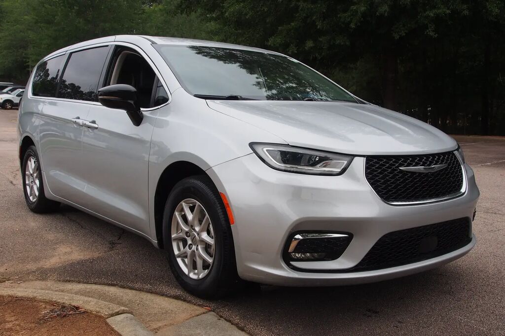 2024 Chrysler Pacifica Touring L — photo 1 of 13
