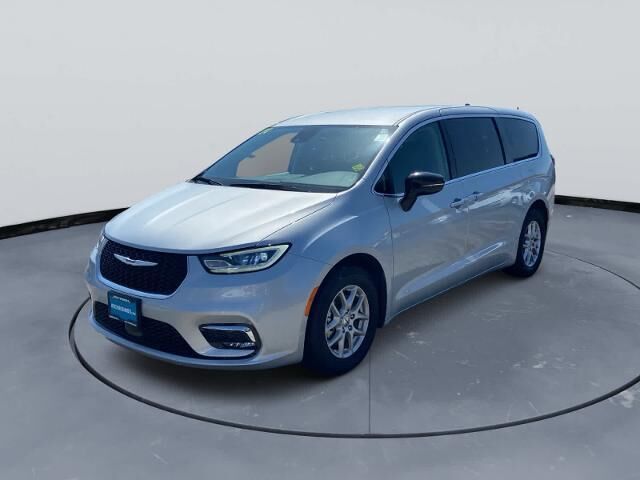 2024 Chrysler Pacifica Touring L — photo 1 of 13