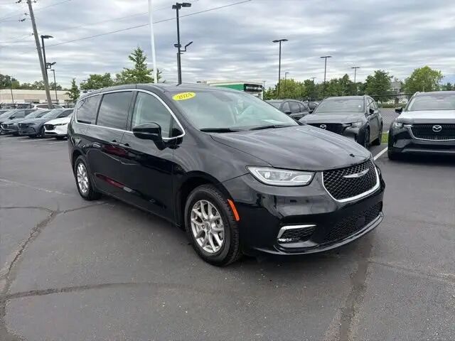 2024 Chrysler Pacifica Touring L — photo 1 of 13