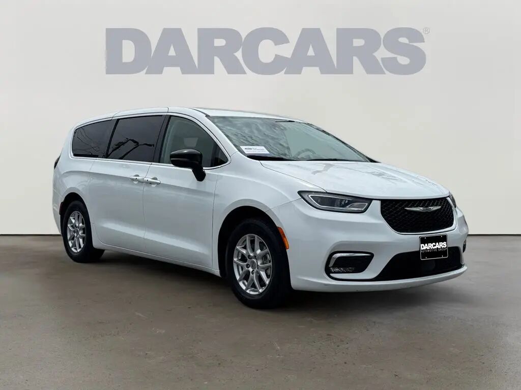 2024 Chrysler Pacifica Touring L — photo 1 of 15