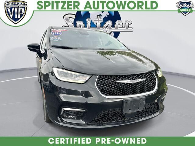 2024 Chrysler Pacifica Touring L — photo 1 of 13