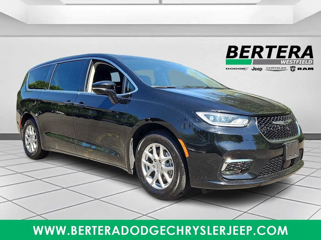 2024 Chrysler Pacifica Touring L — photo 1 of 13