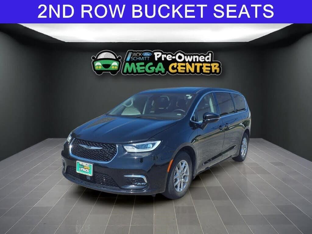 2024 Chrysler Pacifica Touring L — photo 1 of 1