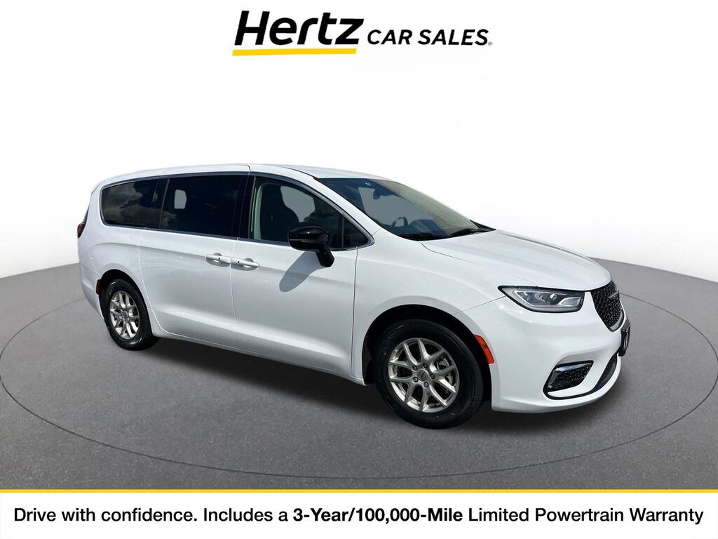 2024 Chrysler Pacifica Touring L — photo 1 of 11