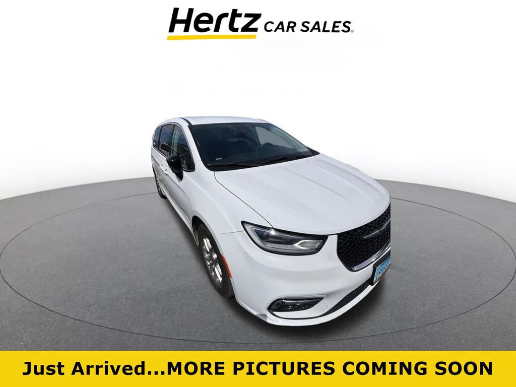 2024 Chrysler Pacifica Touring L — photo 1 of 17