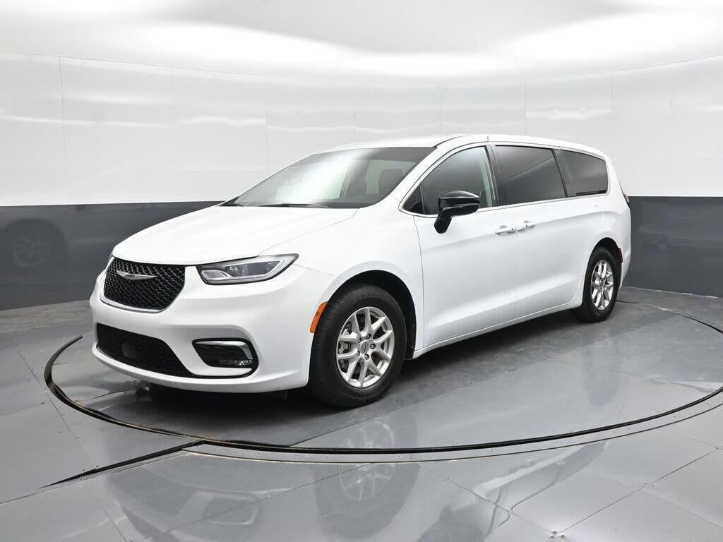 2024 Chrysler Pacifica Touring L — photo 1 of 1
