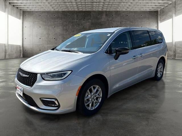 2024 Chrysler Pacifica Touring L — photo 1 of 13