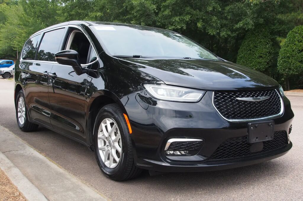 2024 Chrysler Pacifica Touring L — photo 1 of 13