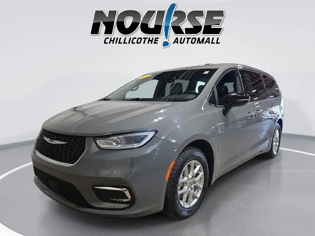 2025 Chrysler Pacifica Select — photo 1 of 13