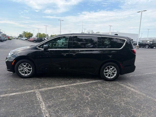 2025 Chrysler Pacifica Select — photo 1 of 39