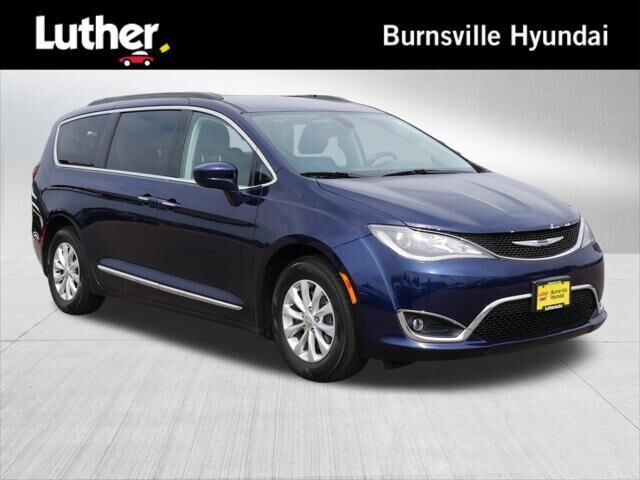 2017 Chrysler Pacifica Touring-L — photo 1 of 43