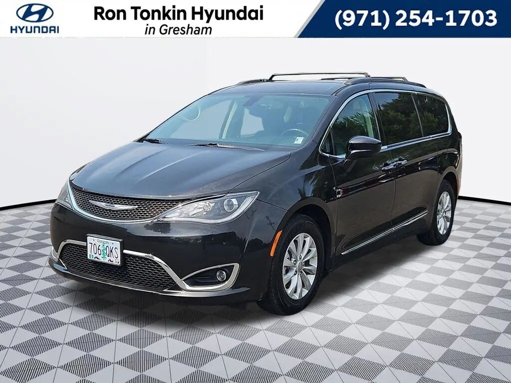 2017 Chrysler Pacifica Touring-L — photo 1 of 13