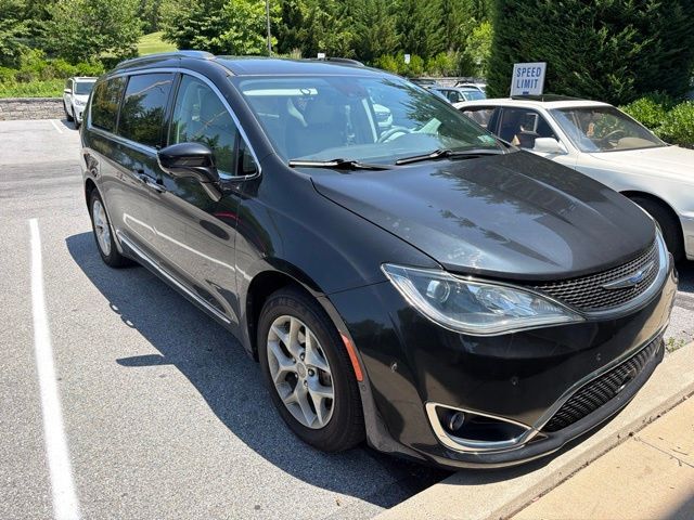 2019 Chrysler Pacifica Touring L — photo 1 of 13