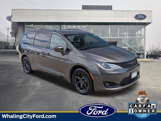 2019 Chrysler Pacifica Touring L — photo 1 of 13