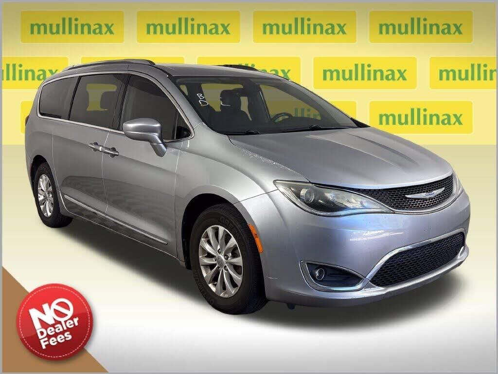 2019 Chrysler Pacifica Touring L — photo 1 of 1