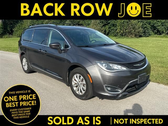 2019 Chrysler Pacifica Touring L — photo 1 of 13