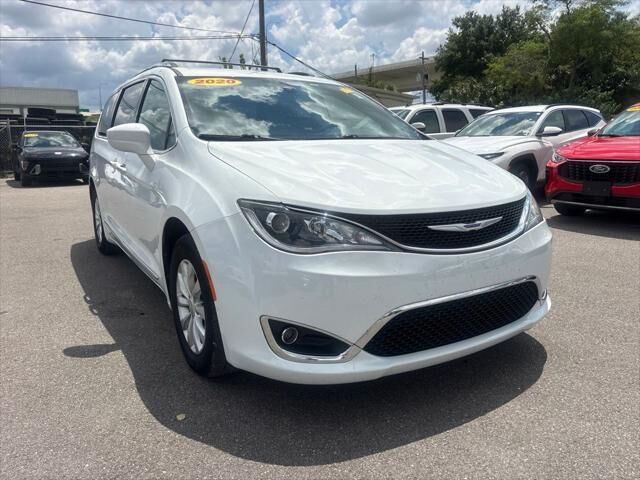 2020 Chrysler Pacifica Touring L — photo 1 of 13