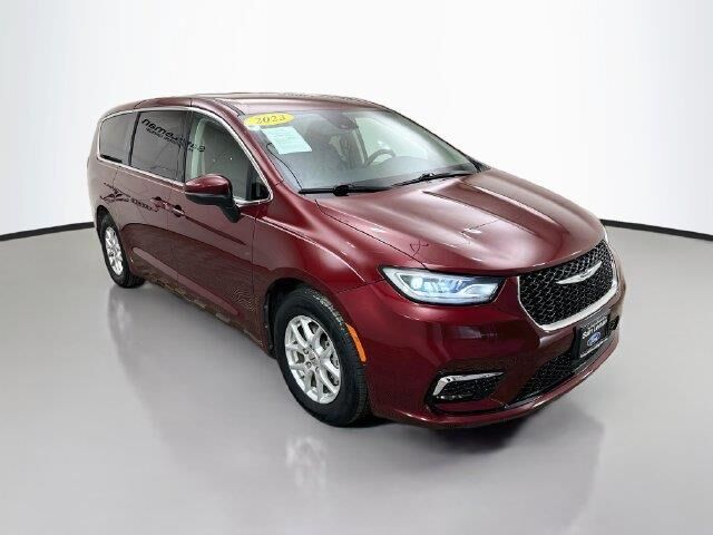 2023 Chrysler Pacifica Touring L — photo 1 of 13
