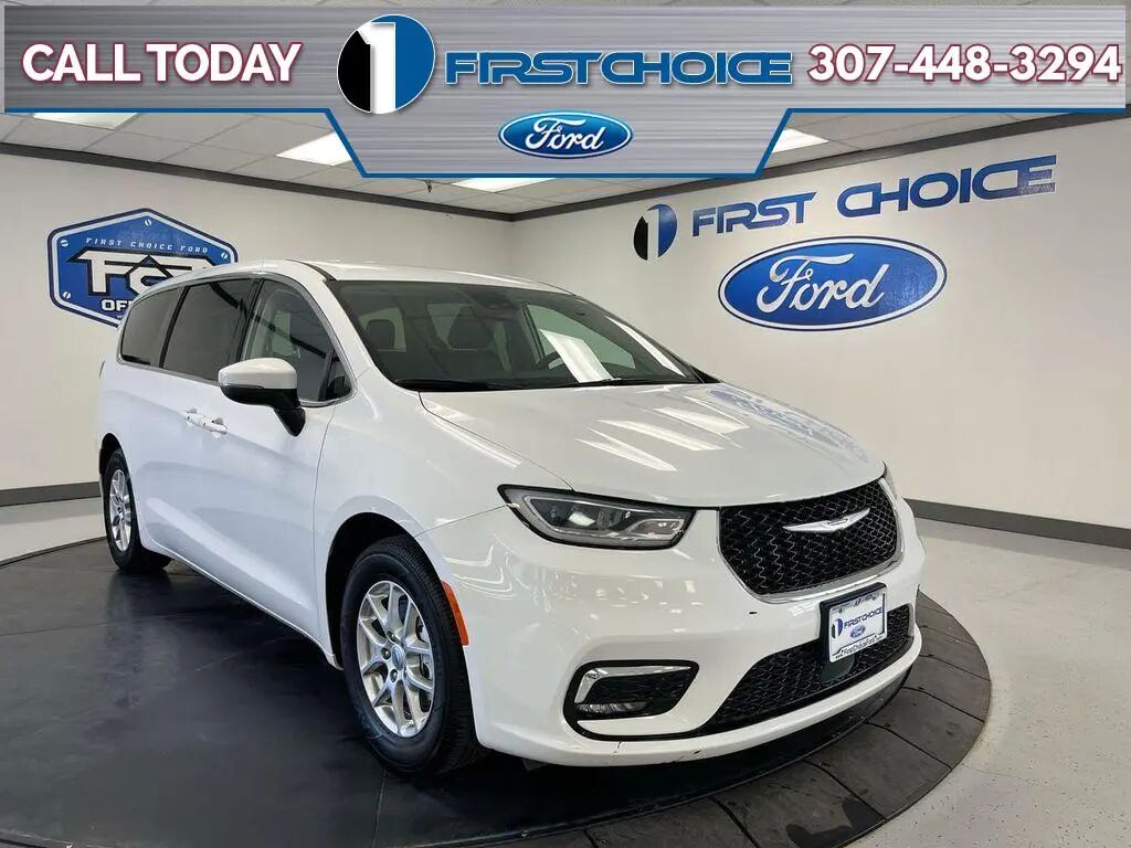 2023 Chrysler Pacifica Touring L — photo 1 of 26