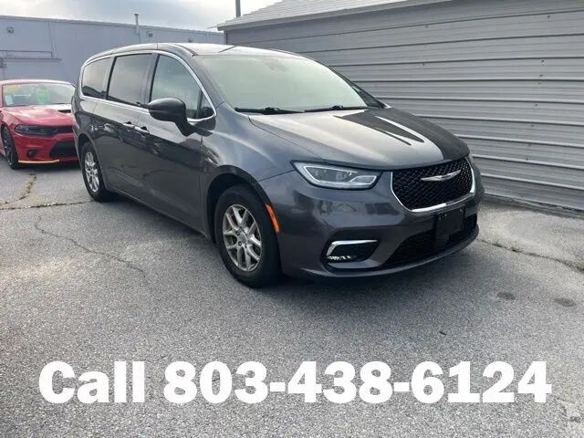 2023 Chrysler Pacifica Touring L — photo 1 of 37