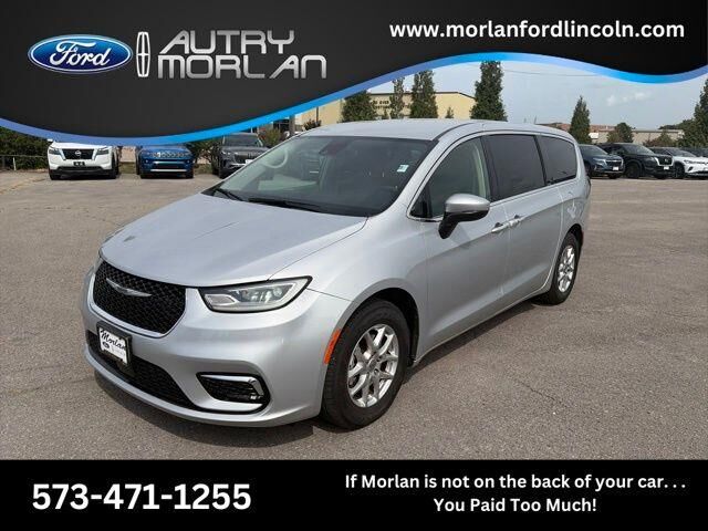 2023 Chrysler Pacifica Touring L — photo 1 of 39