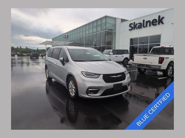 2023 Chrysler Pacifica Touring L — photo 1 of 26