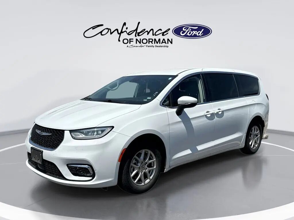 2023 Chrysler Pacifica Touring L — photo 1 of 60