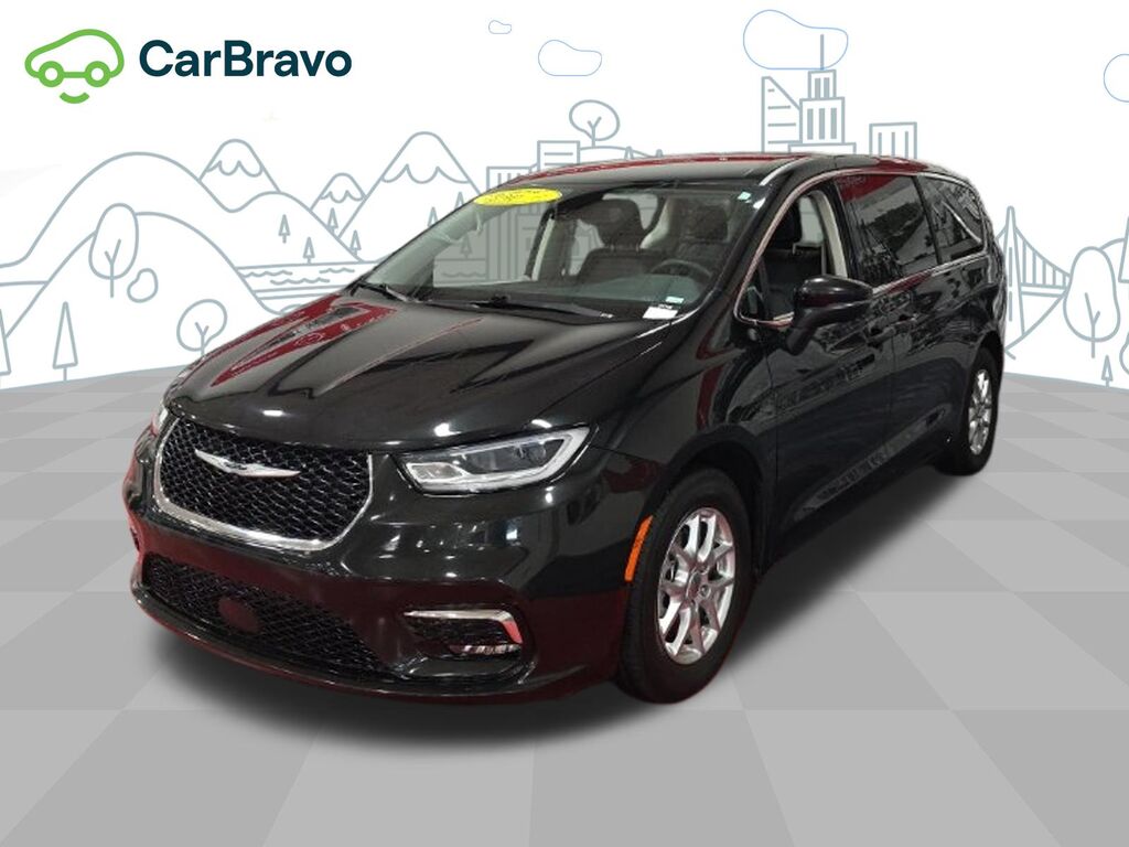 2023 Chrysler Pacifica Touring L — photo 1 of 7