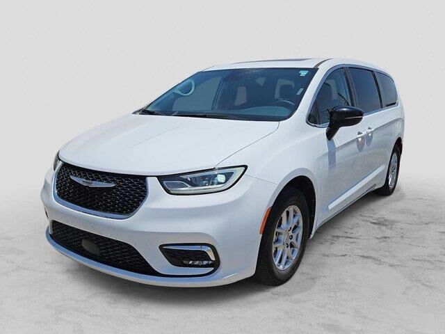 2024 Chrysler Pacifica Touring L — photo 1 of 2