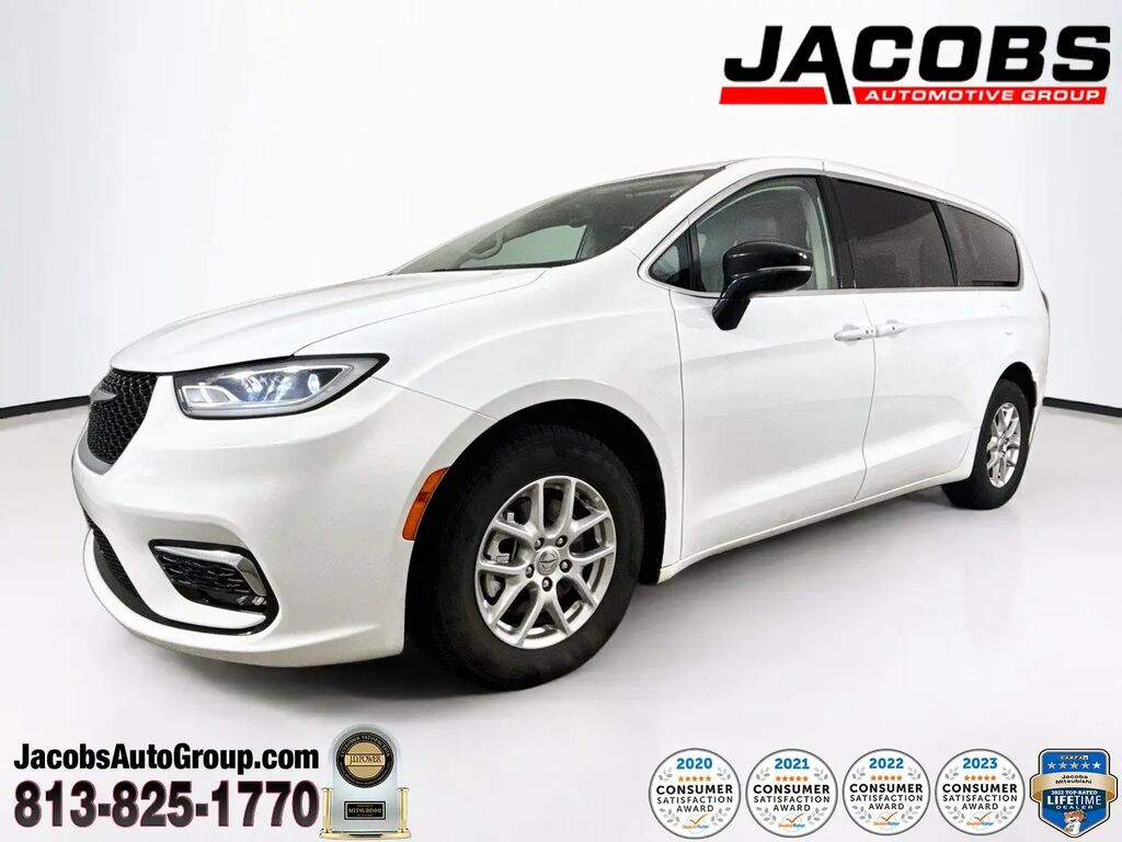 2024 Chrysler Pacifica Touring L — photo 1 of 13