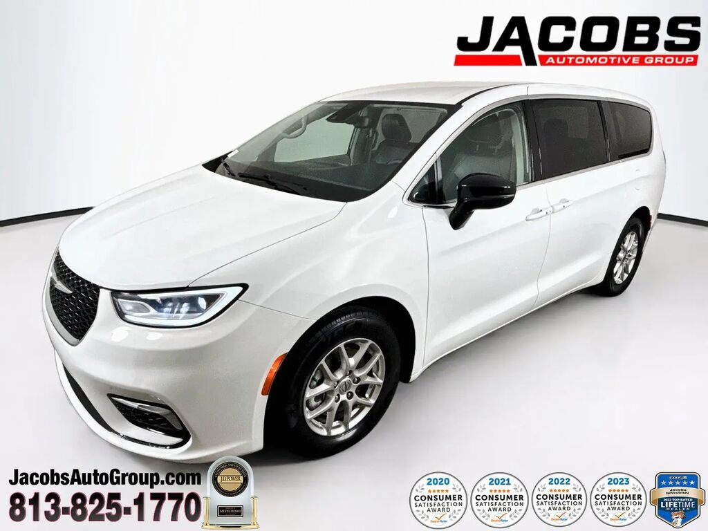 2024 Chrysler Pacifica Touring L — photo 1 of 13