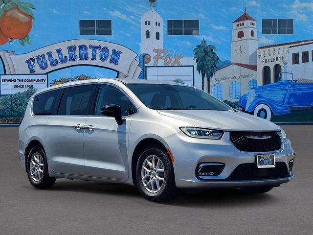 2024 Chrysler Pacifica Touring L — photo 1 of 52