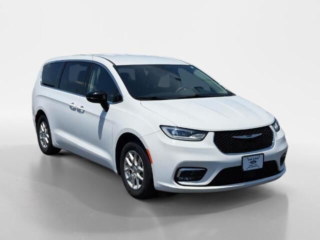 2024 Chrysler Pacifica Touring L — photo 1 of 13