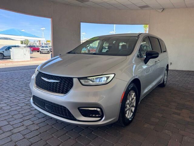 2024 Chrysler Pacifica Touring L — photo 1 of 39
