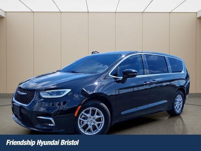 2024 Chrysler Pacifica Touring L — photo 1 of 13