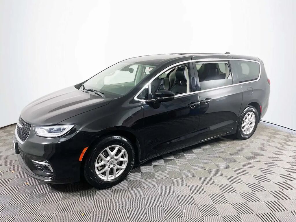 2024 Chrysler Pacifica Touring L — photo 1 of 13