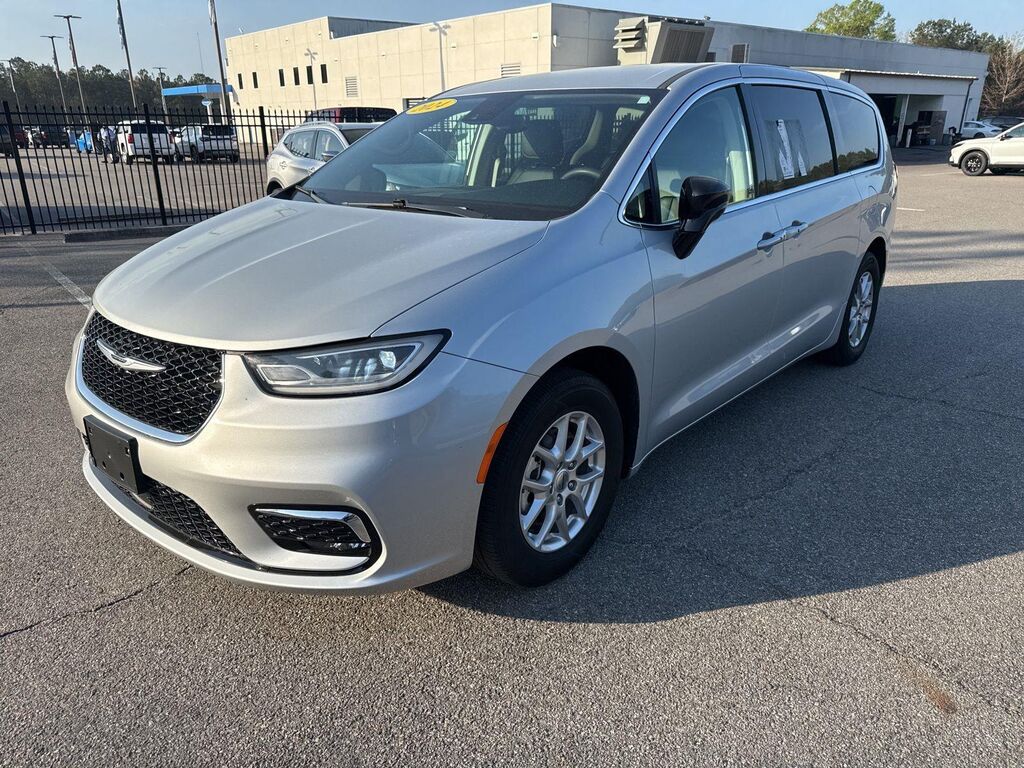 2024 Chrysler Pacifica Touring L — photo 1 of 26