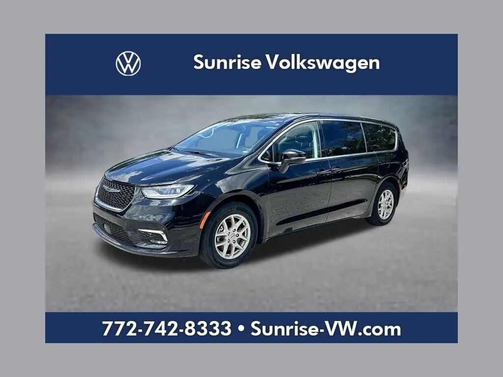 2024 Chrysler Pacifica Touring L — photo 1 of 14