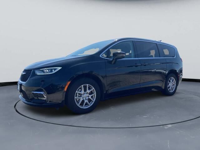 2024 Chrysler Pacifica Touring L — photo 1 of 13