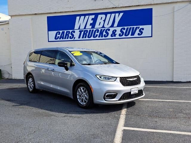 2024 Chrysler Pacifica Touring L — photo 1 of 26