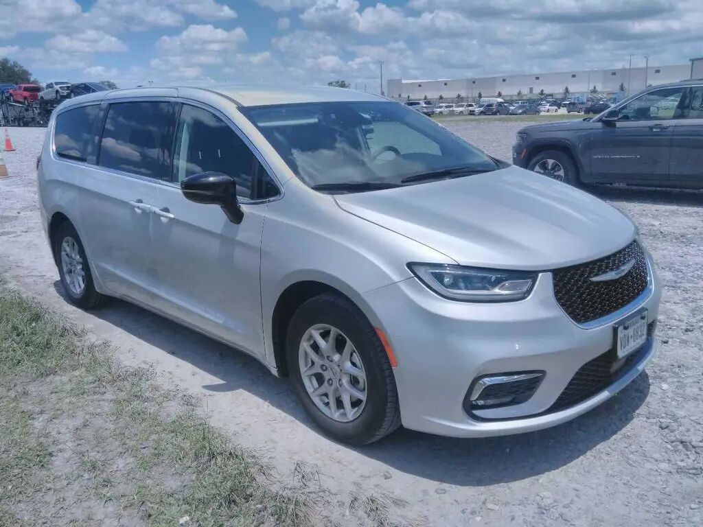 2024 Chrysler Pacifica Touring L — photo 1 of 16