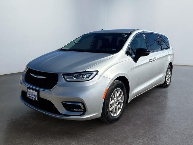 2024 Chrysler Pacifica Touring L — photo 1 of 13