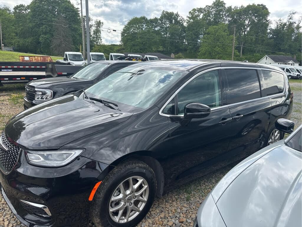 2024 Chrysler Pacifica Touring L — photo 1 of 1