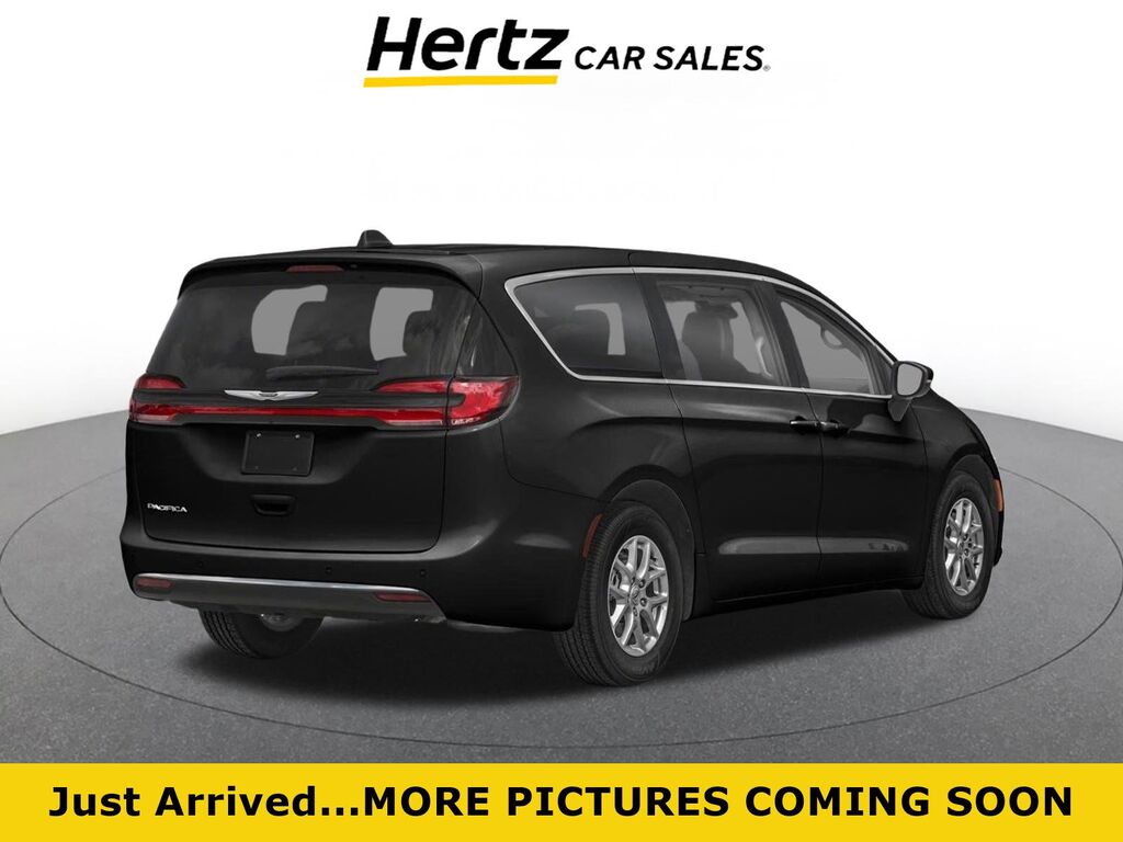 2024 Chrysler Pacifica Touring L — photo 1 of 14