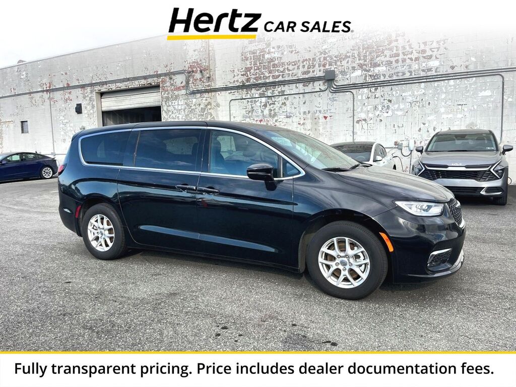 2025 Chrysler Pacifica Select — photo 1 of 1