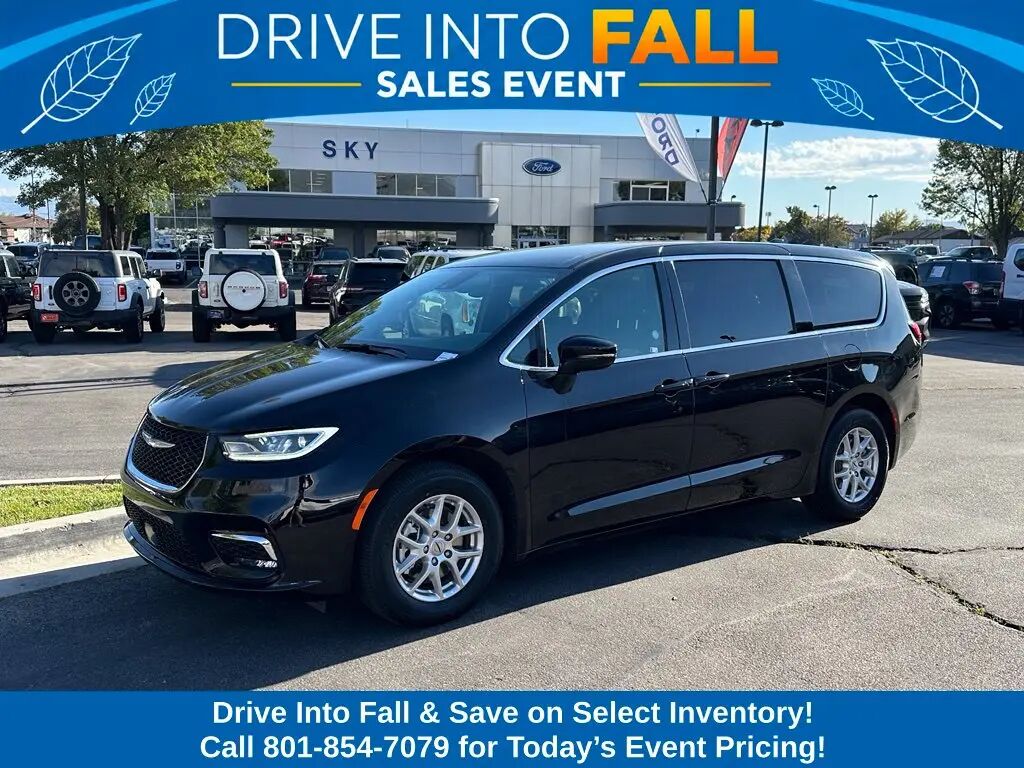 2025 Chrysler Pacifica Select — photo 1 of 13