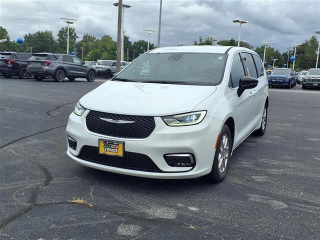 2025 Chrysler Pacifica Select