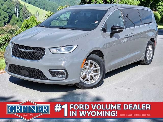 2025 Chrysler Pacifica Select — photo 1 of 13