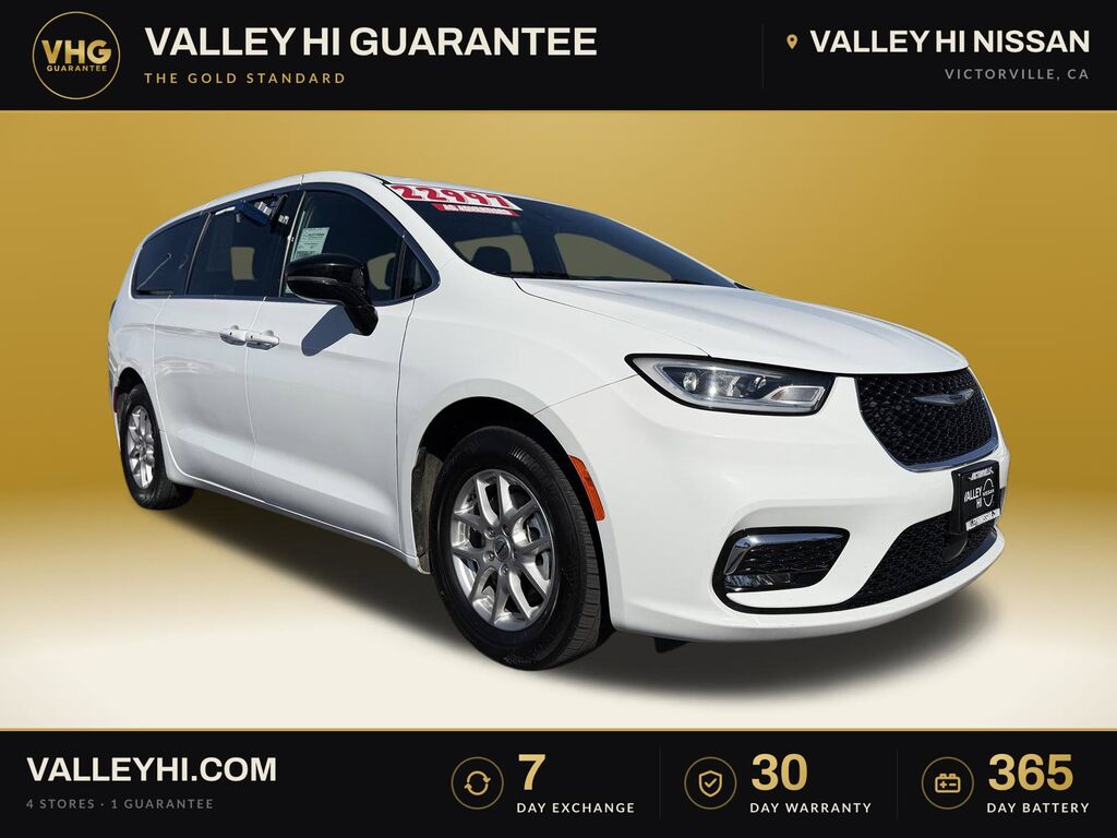 2025 Chrysler Pacifica Select — photo 1 of 13