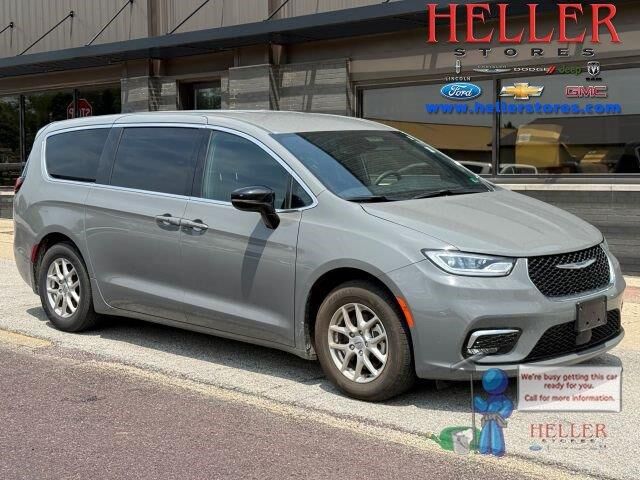 2025 Chrysler Pacifica Select — photo 1 of 2